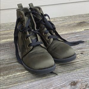 Dirty laundry by Chinese Laundry combat boots